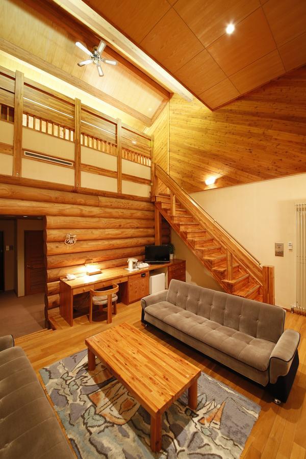 Log Hotel Larch Lake Kanayama Minamifurano Pokój zdjęcie
